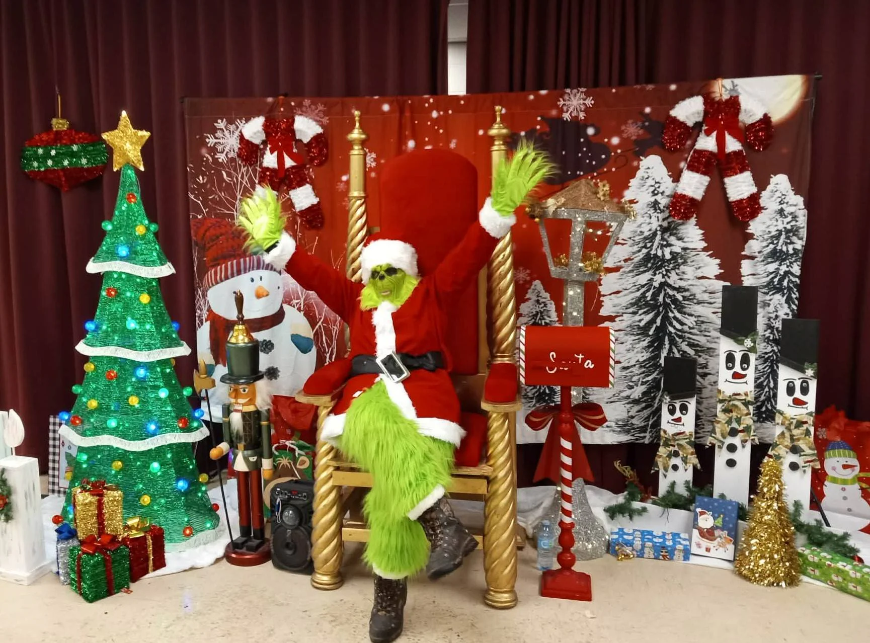 Le Grinch installé sur son trône