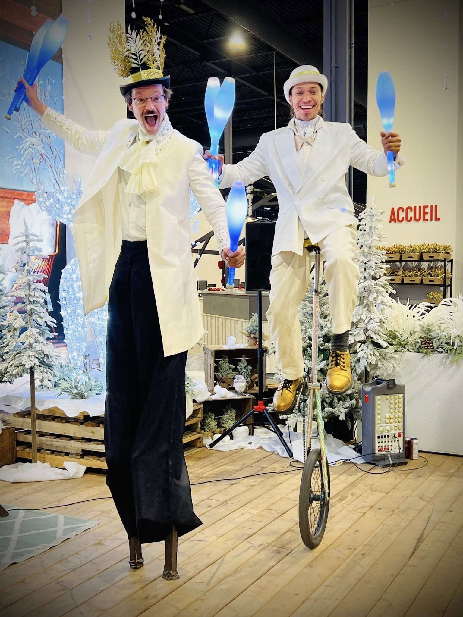 Deux artistes de cirque sur échasses