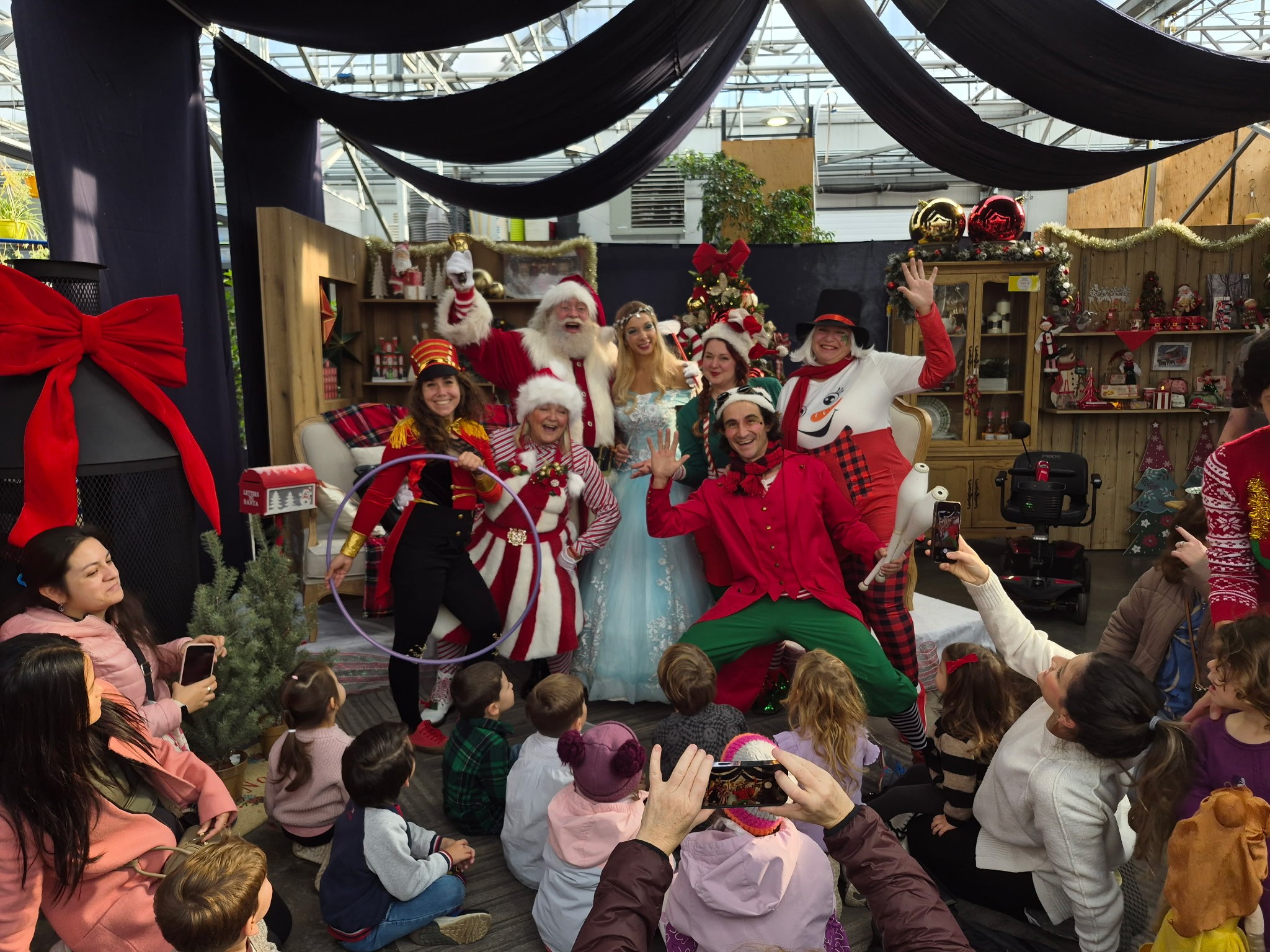 Les artistes de cirque JDO avec le Père Noël et des enfants.