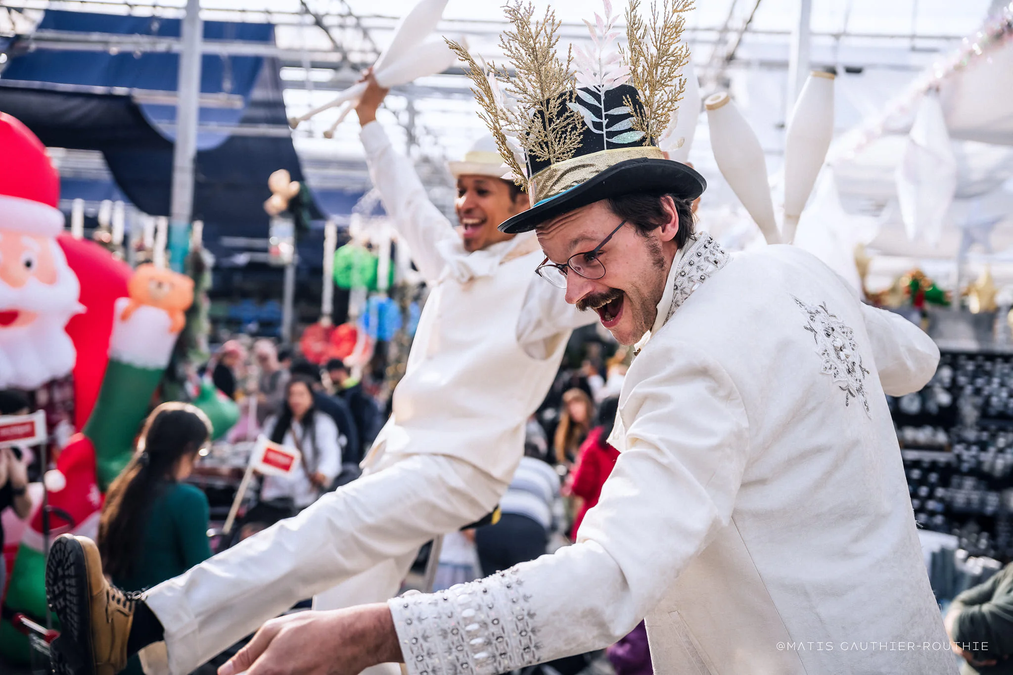 Un jongleur de la troupe en pleine performance