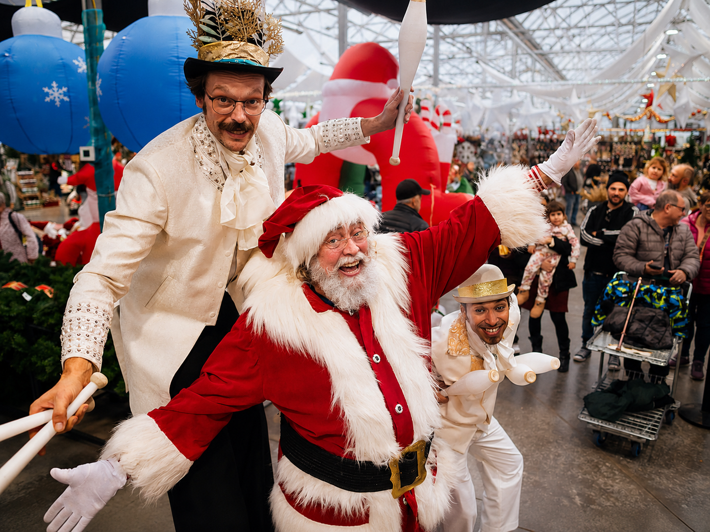 Le Père Noël en habit traditionnel accompagné de la fée blanche sous la neige.