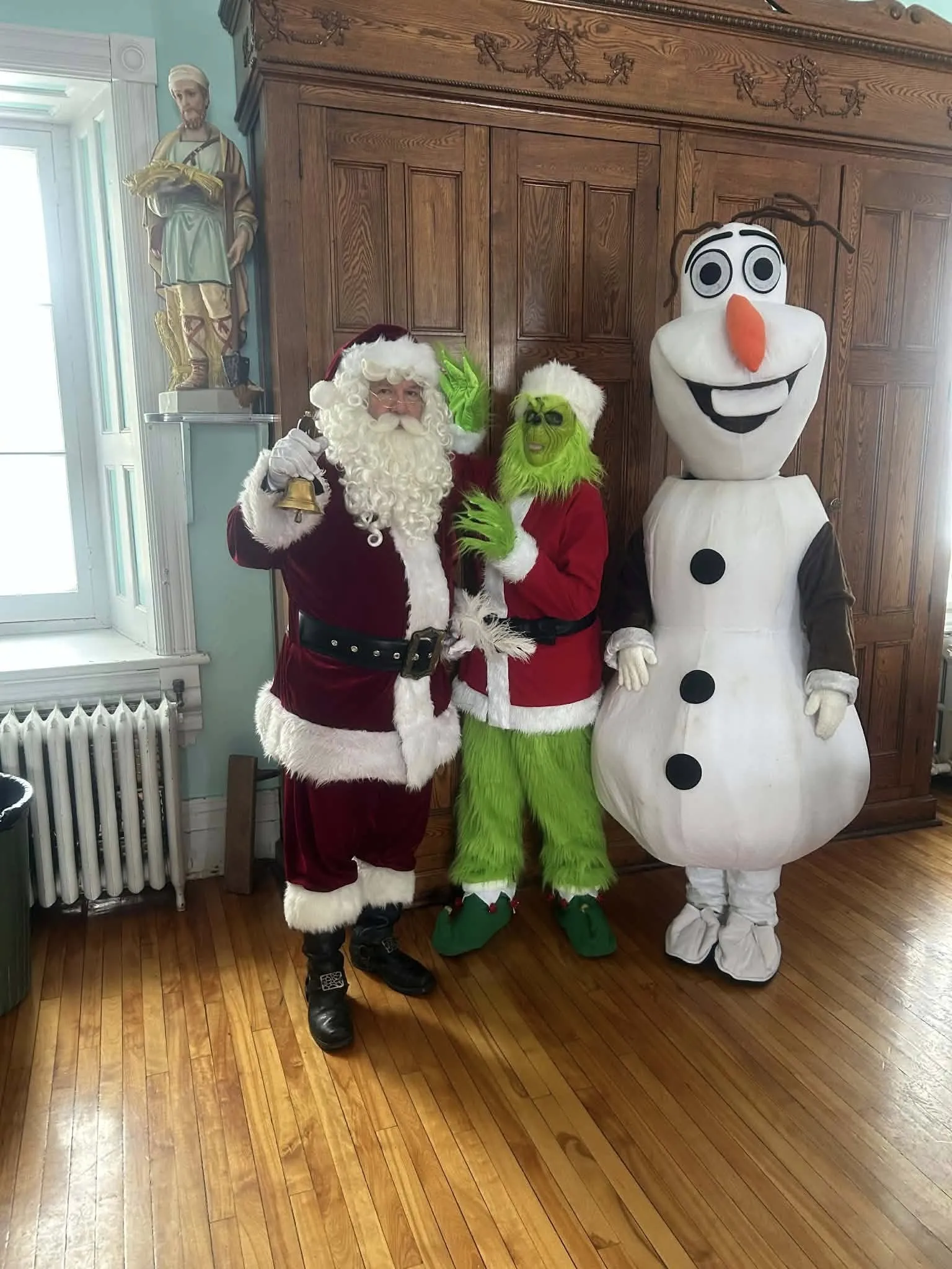 Le Père Noël auprès d'une personne aînée.