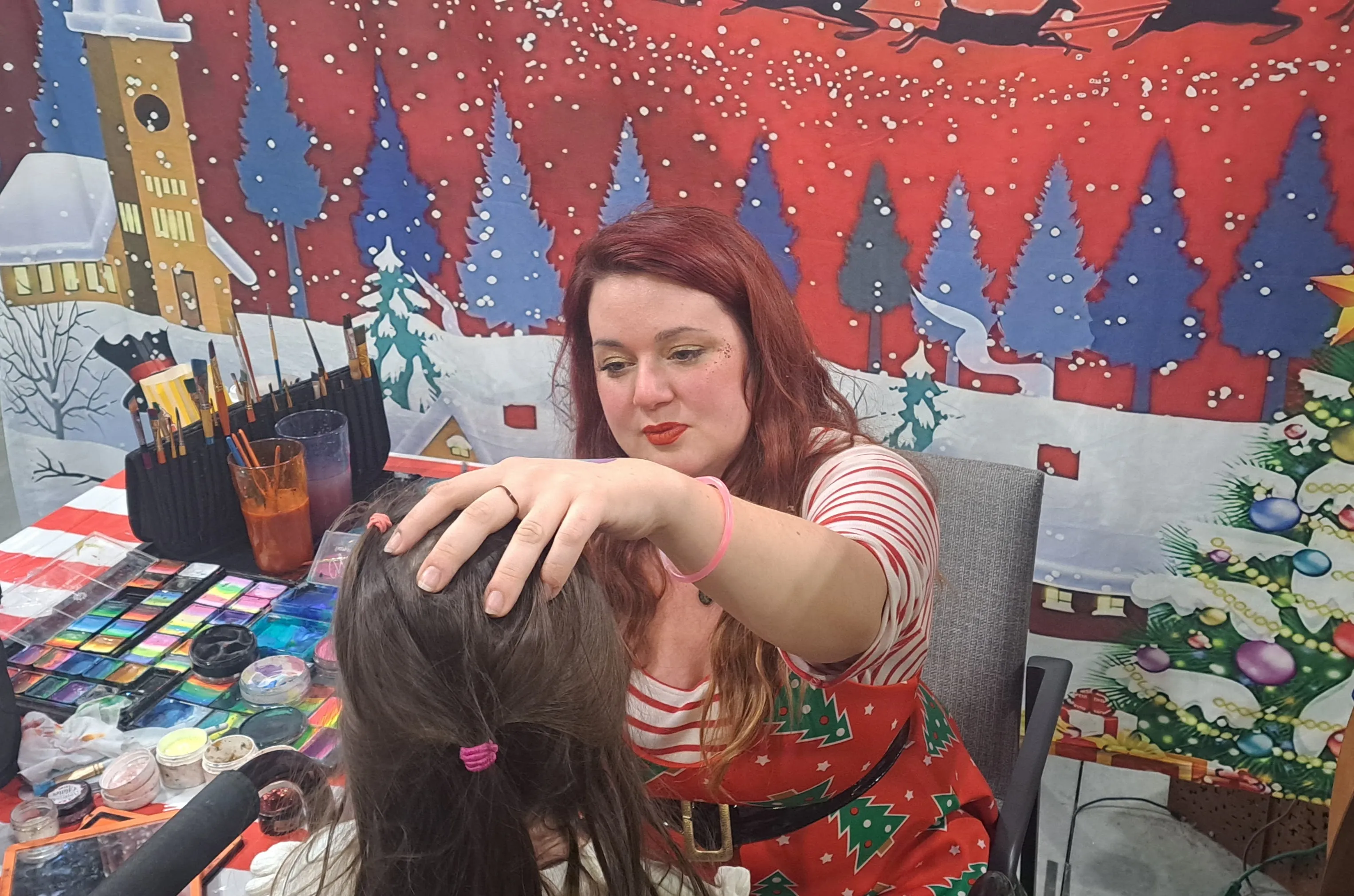 Maquillage de licorne réalisé sur une enfant lors d'un événement.