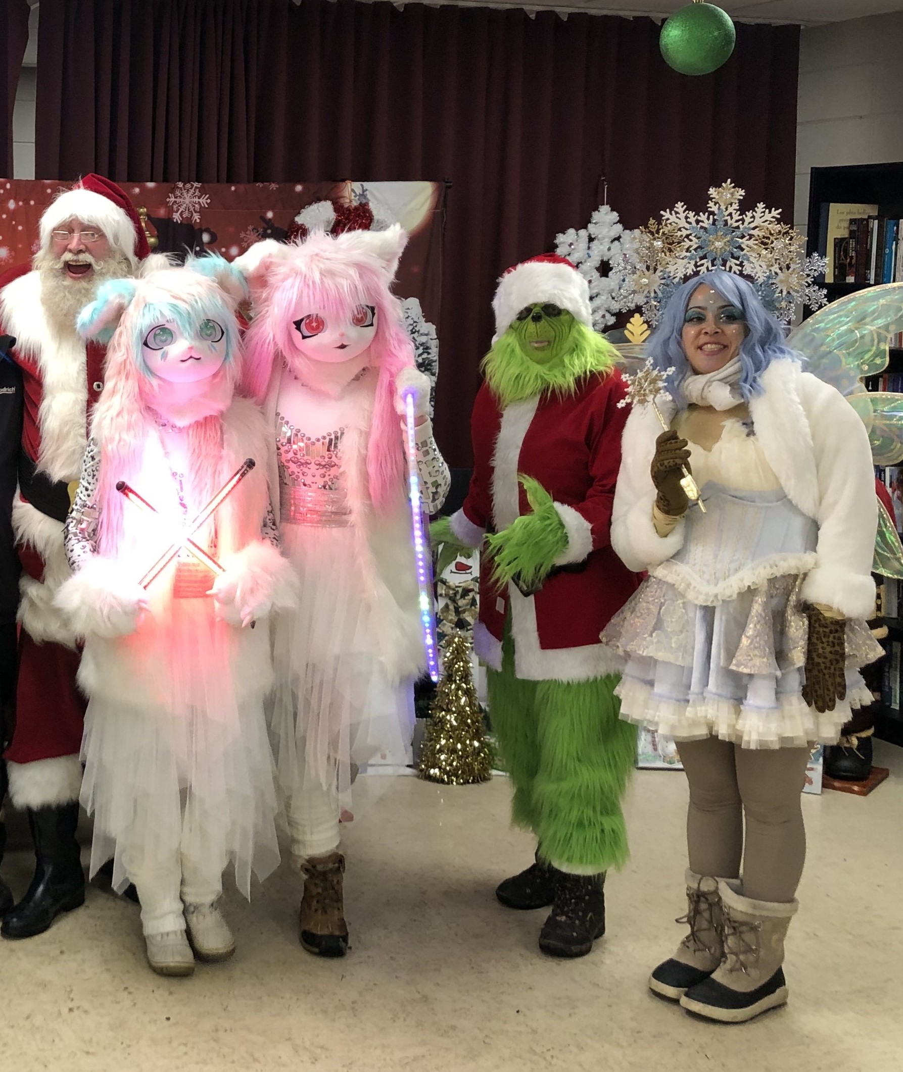La troupe réunie : chorale, Mystichats, Grinch et fée.