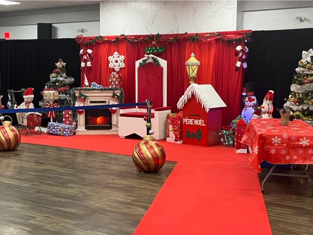 Décor de luxe : scénographie complète avec tapis rouge et maisonnette du Père Noël.