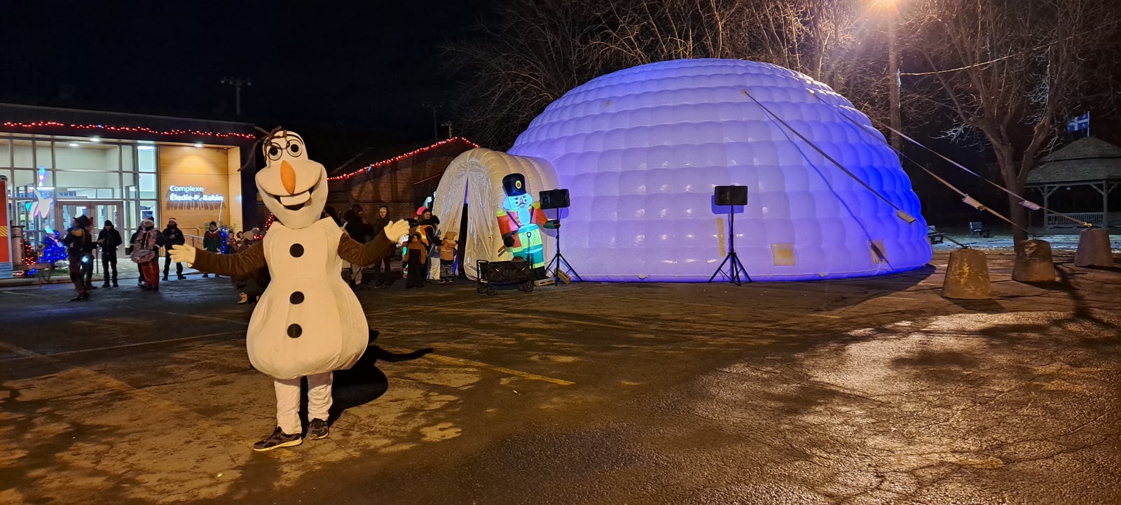 Grand igloo de Noël illuminé, d'une capacité de 150 personnes.