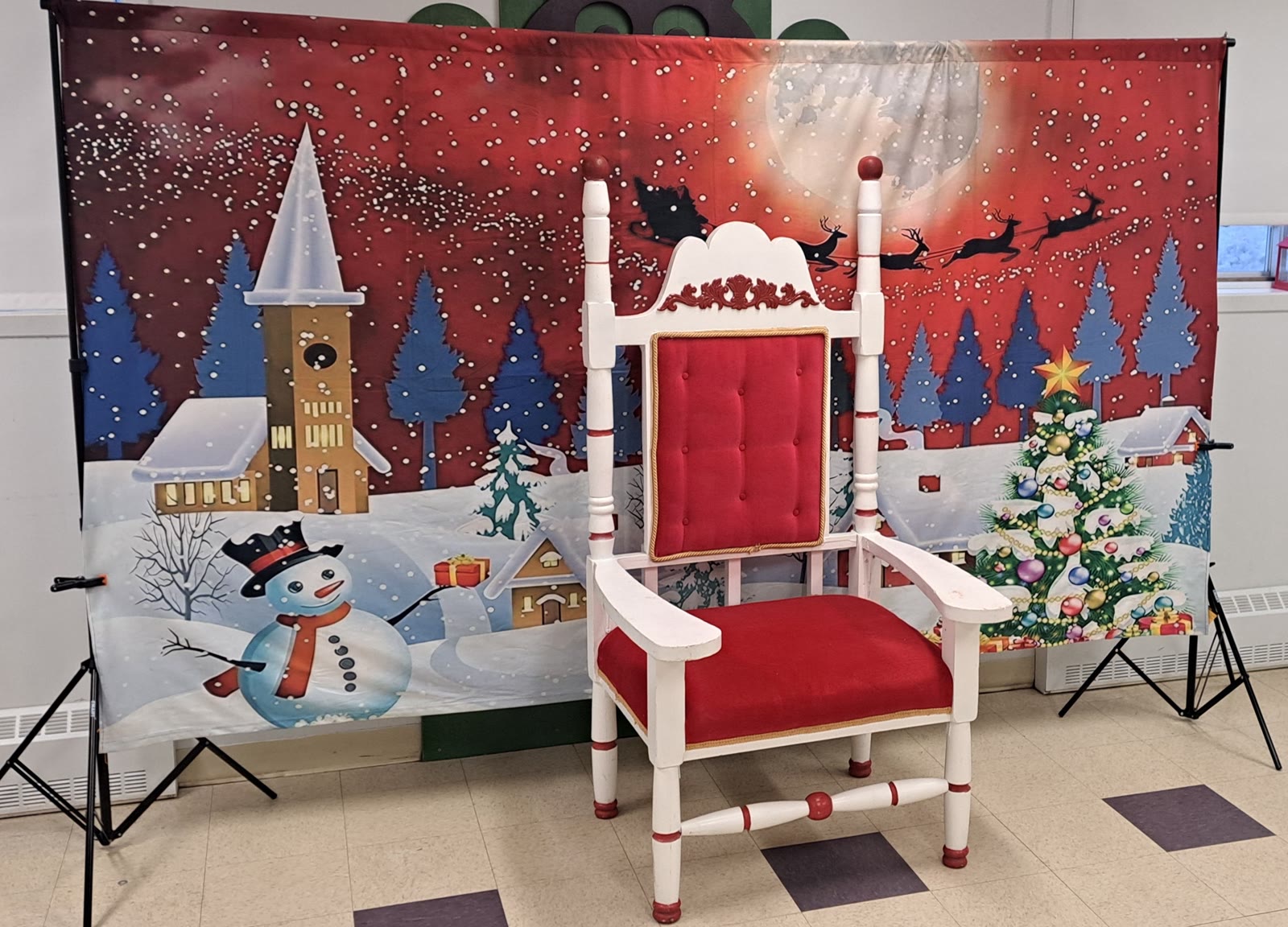 Décor économique : toile de Noël et trône, idéal pour les garderies.