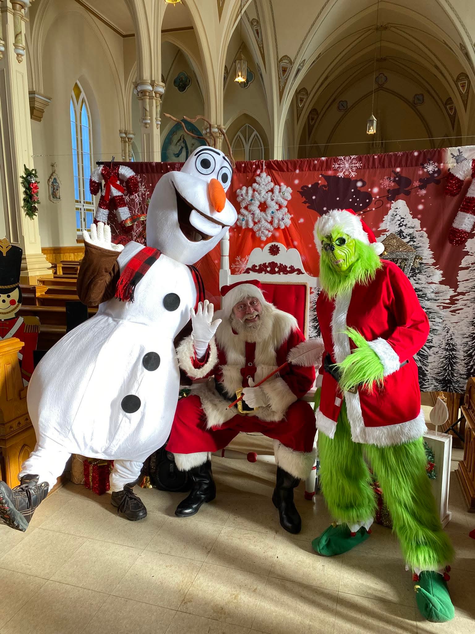 Olaf, le Grinch et le Père Noël réunis.