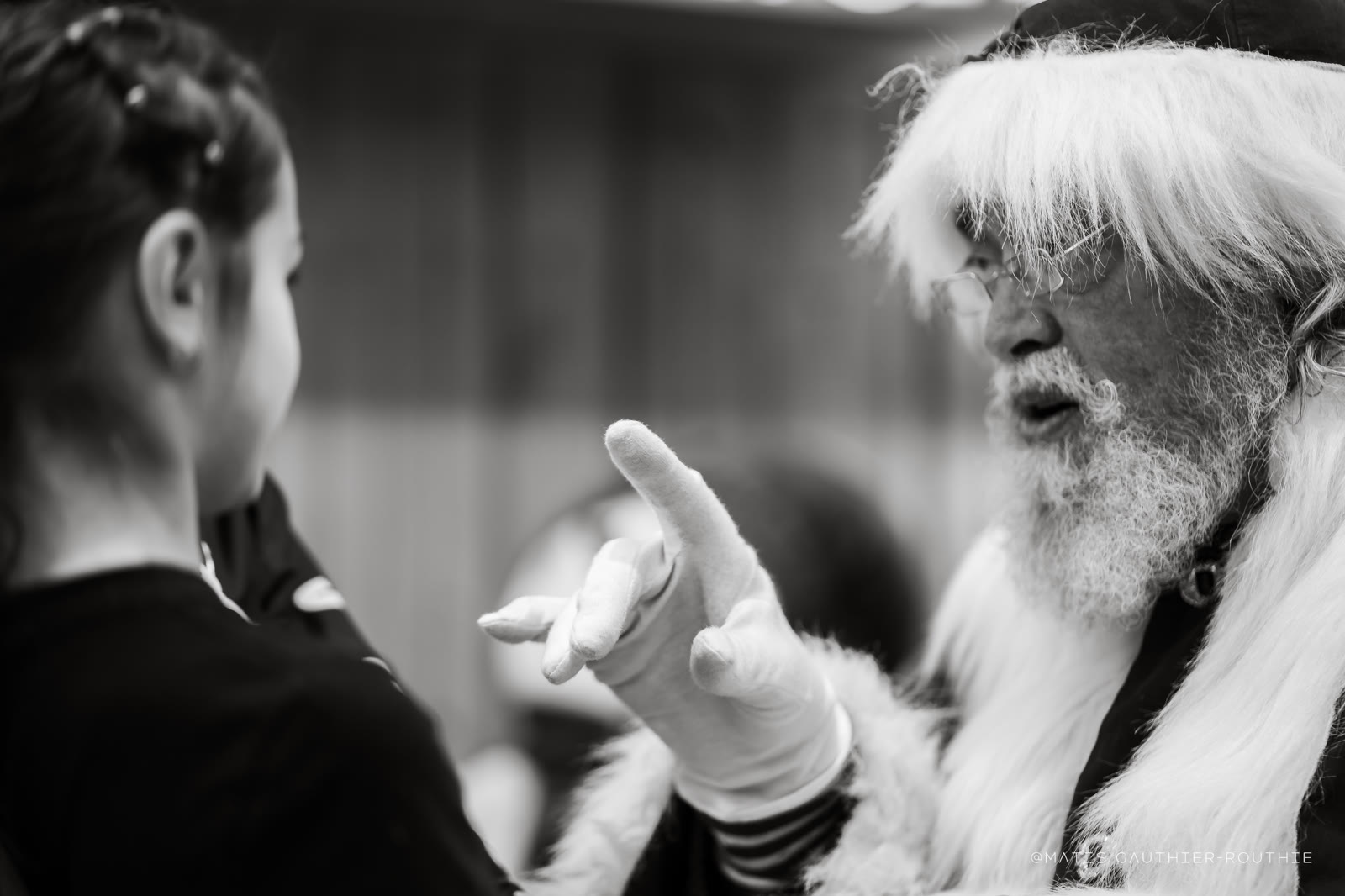 Le Père Noël devant une grande foule.