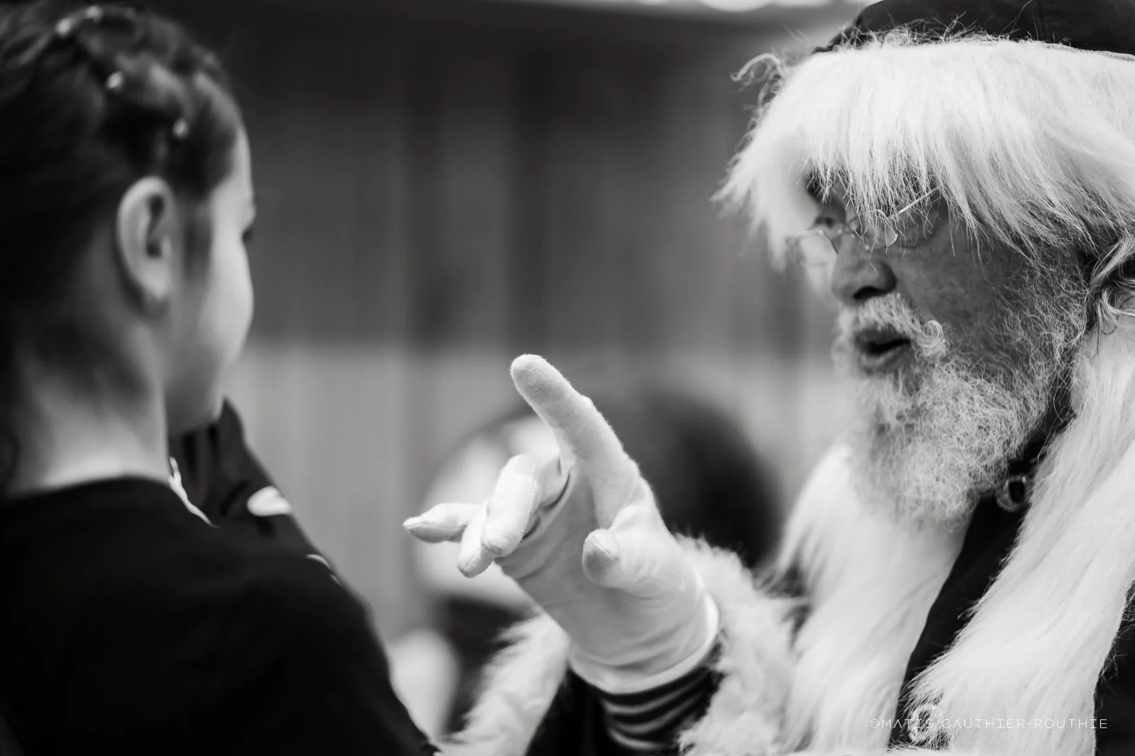 Le Père Noël devant une grande foule.