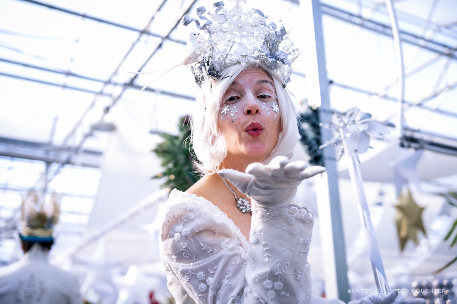 La Reine Flocon sur échasses.