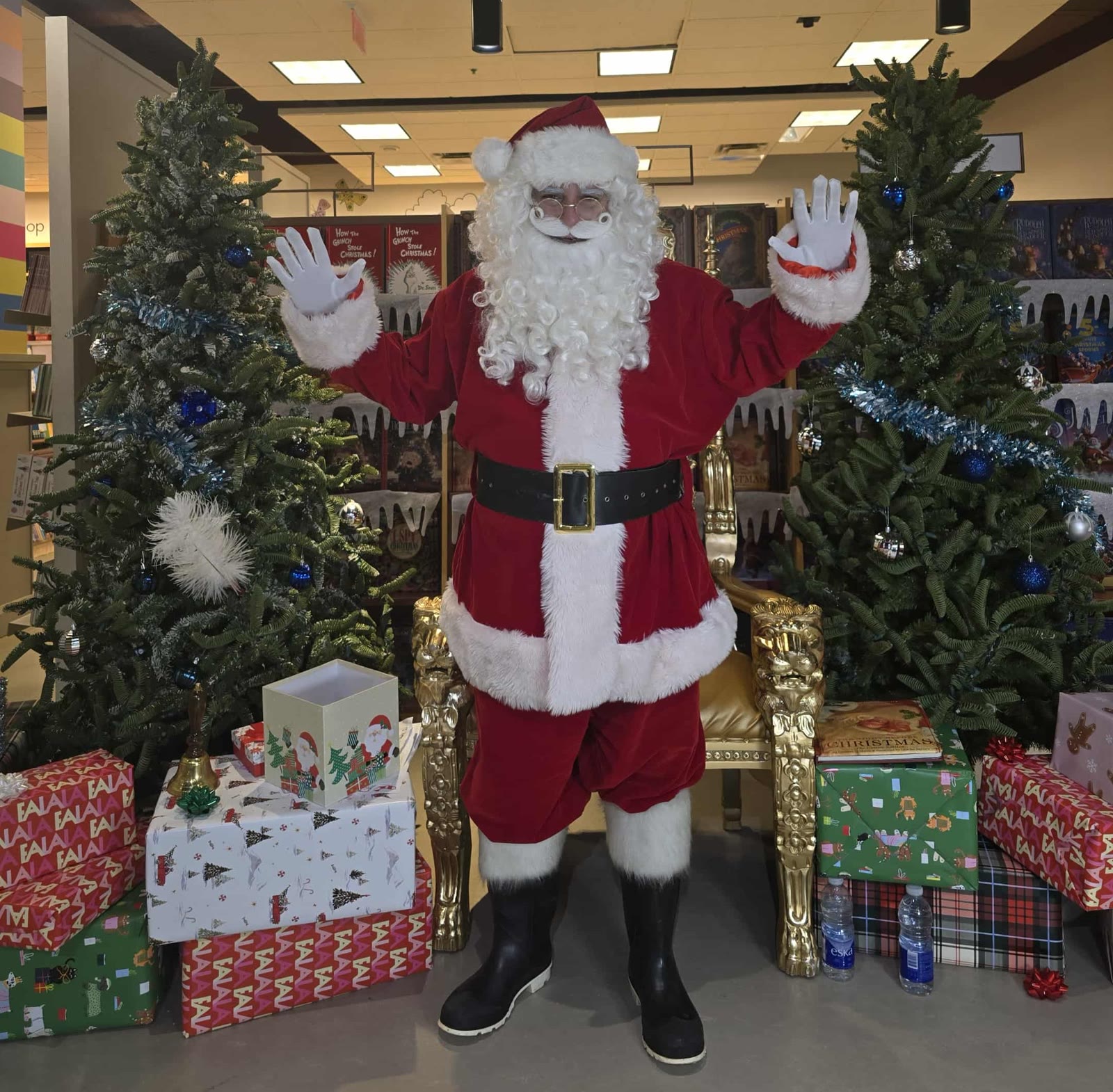 Le Père Noël Mike accueille les visiteurs entre deux sapins.