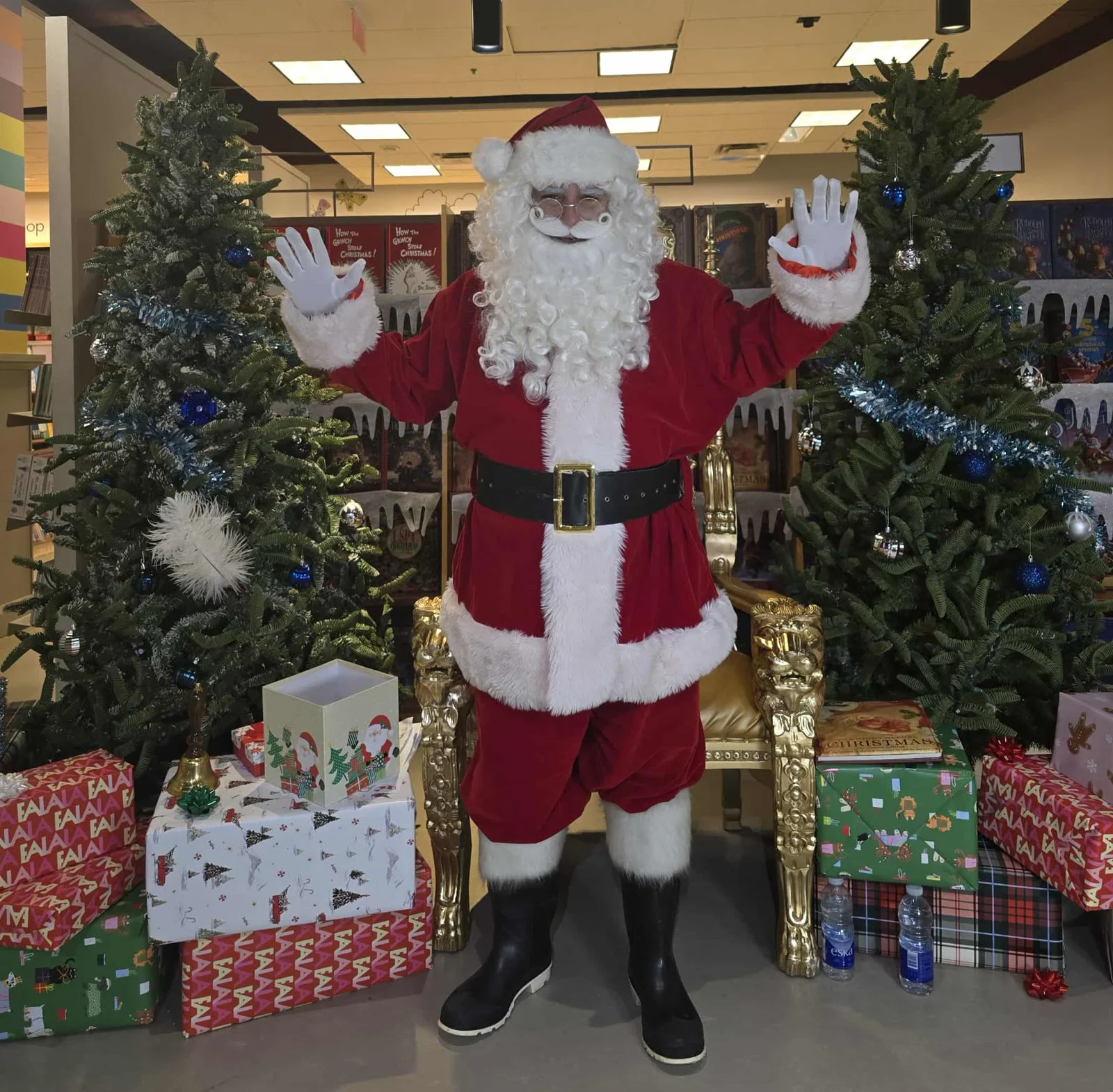Le Père Noël Mike accueille les visiteurs entre deux sapins.