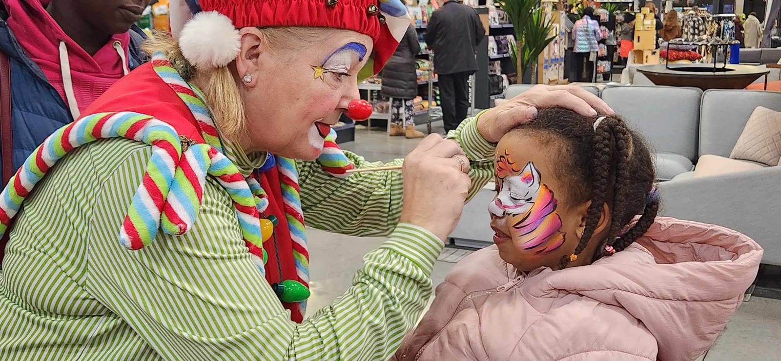 Maquillage de licorne réalisé sur une enfant lors d'un événement.