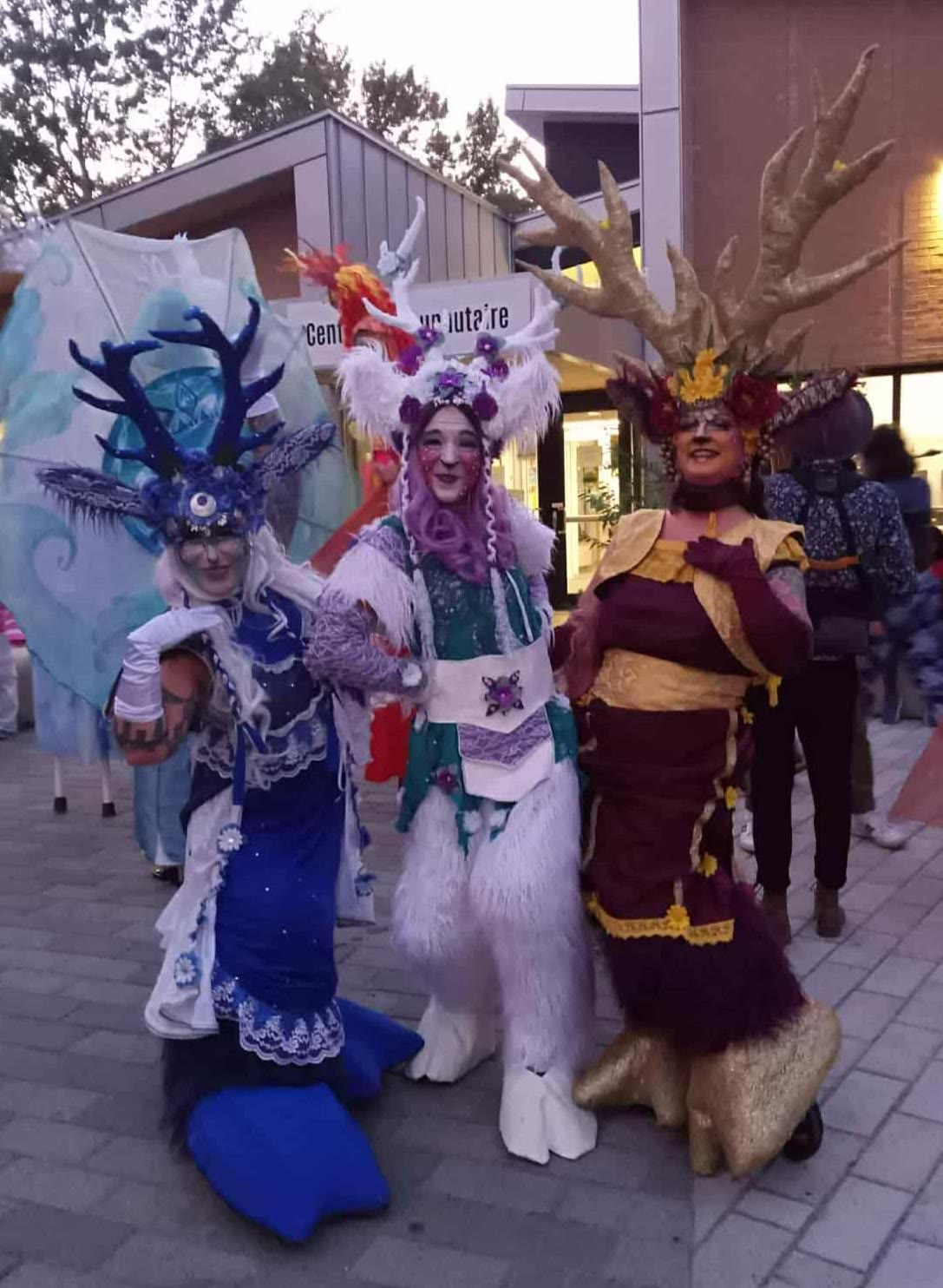 Les mascottes réunies avec le Père Noël et la Reine Flocon.