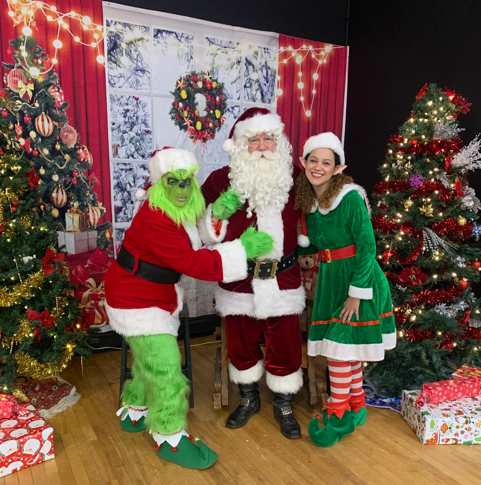 Le Grinch sur son trône, entouré de lumières de Noël.