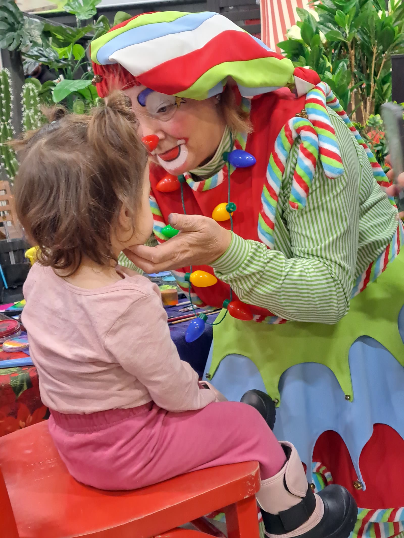 Maquillage de licorne réalisé sur une enfant lors d'un événement.