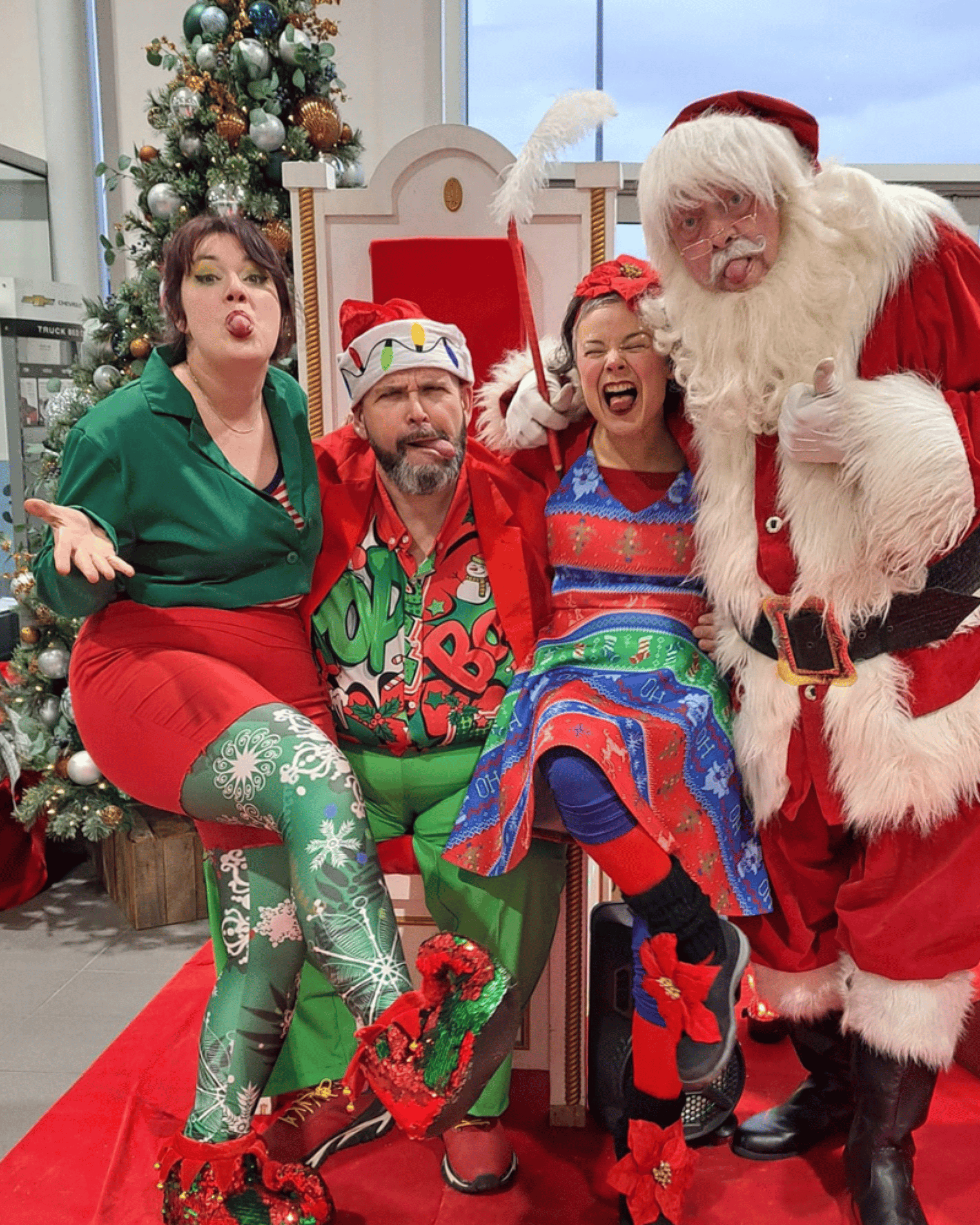 Une lutine avec le Grinch et le Père Noël.