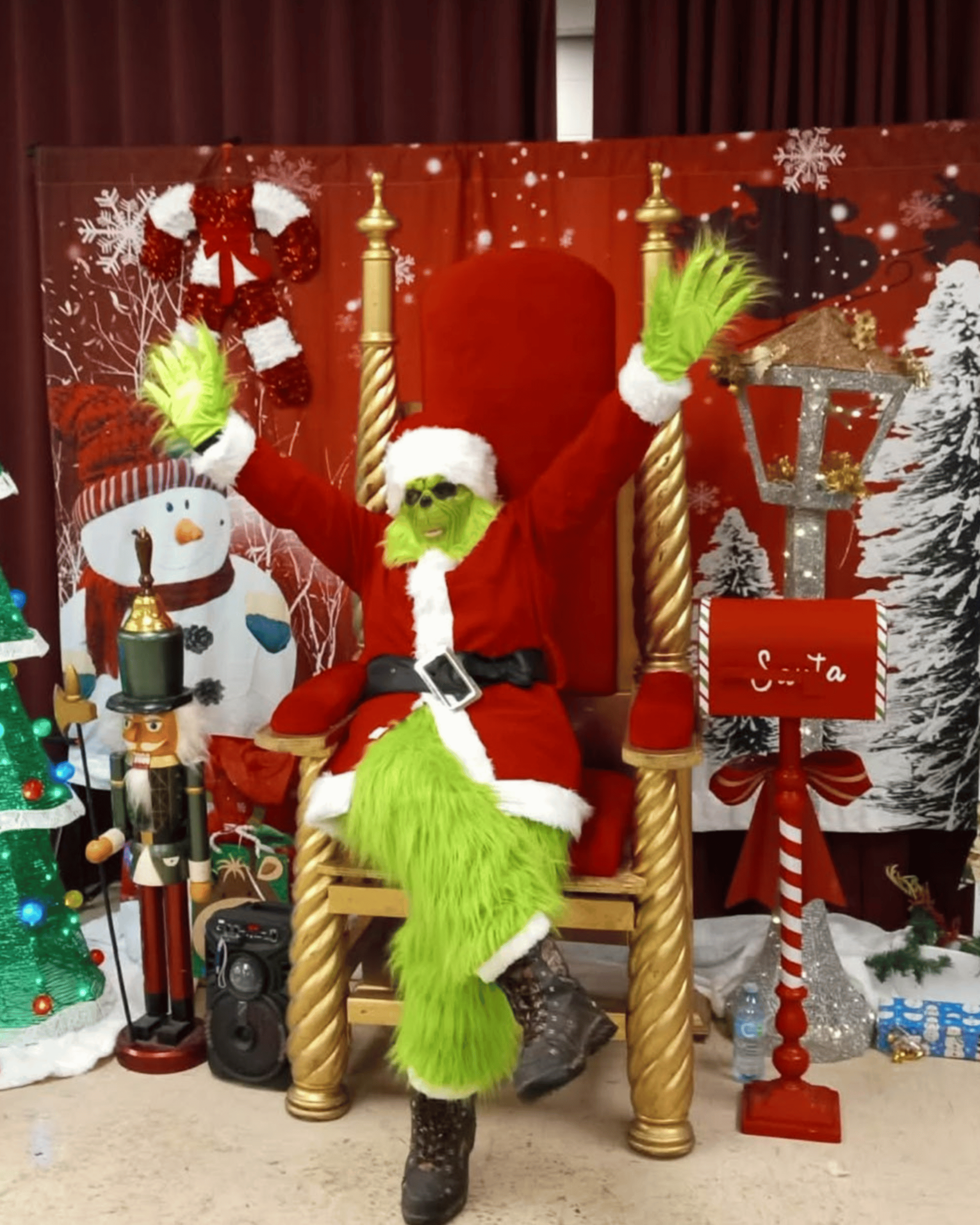 Le Grinch de la troupe JDO installé sur son trône.