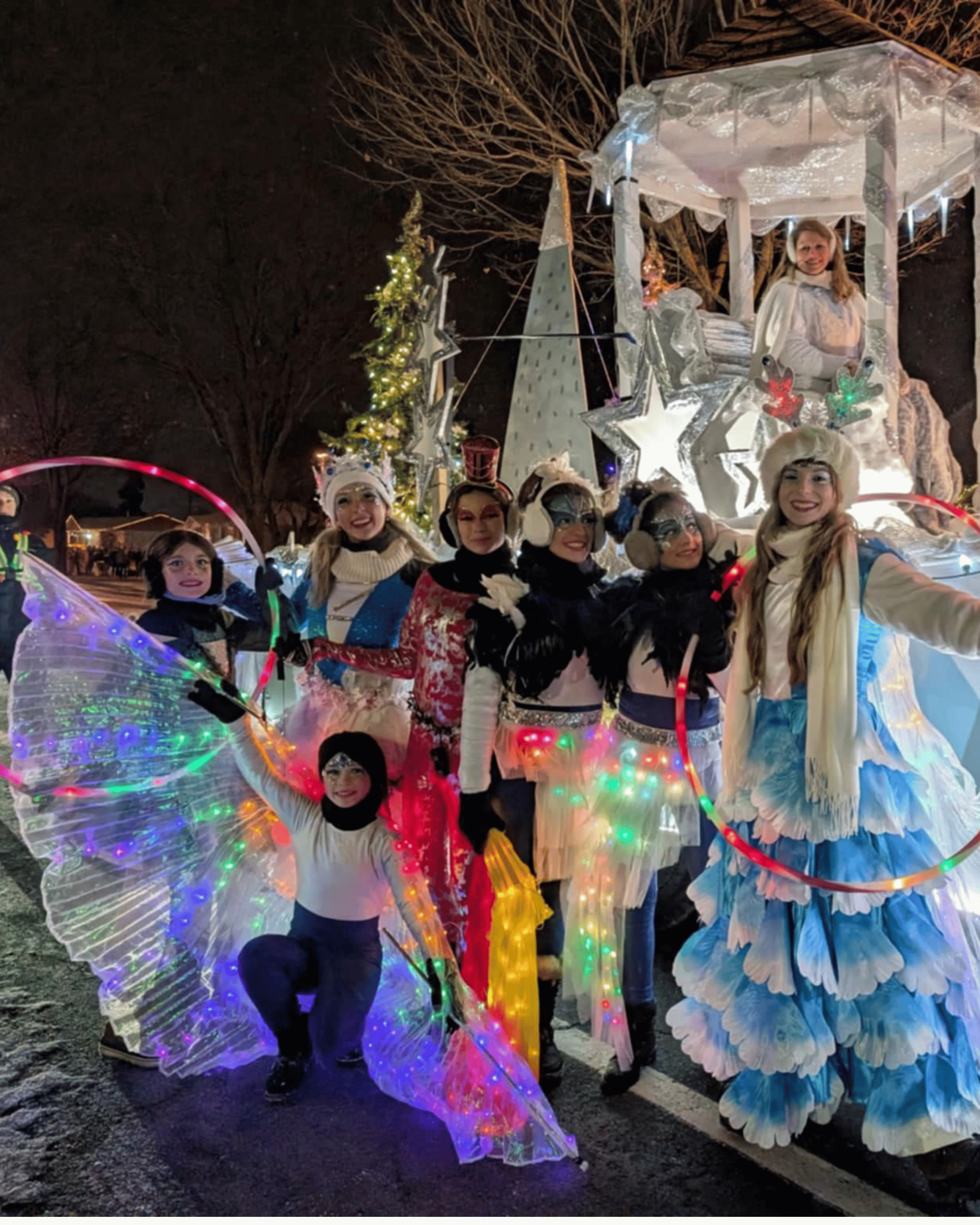 Les performeurs lumineux devant le char de parade.