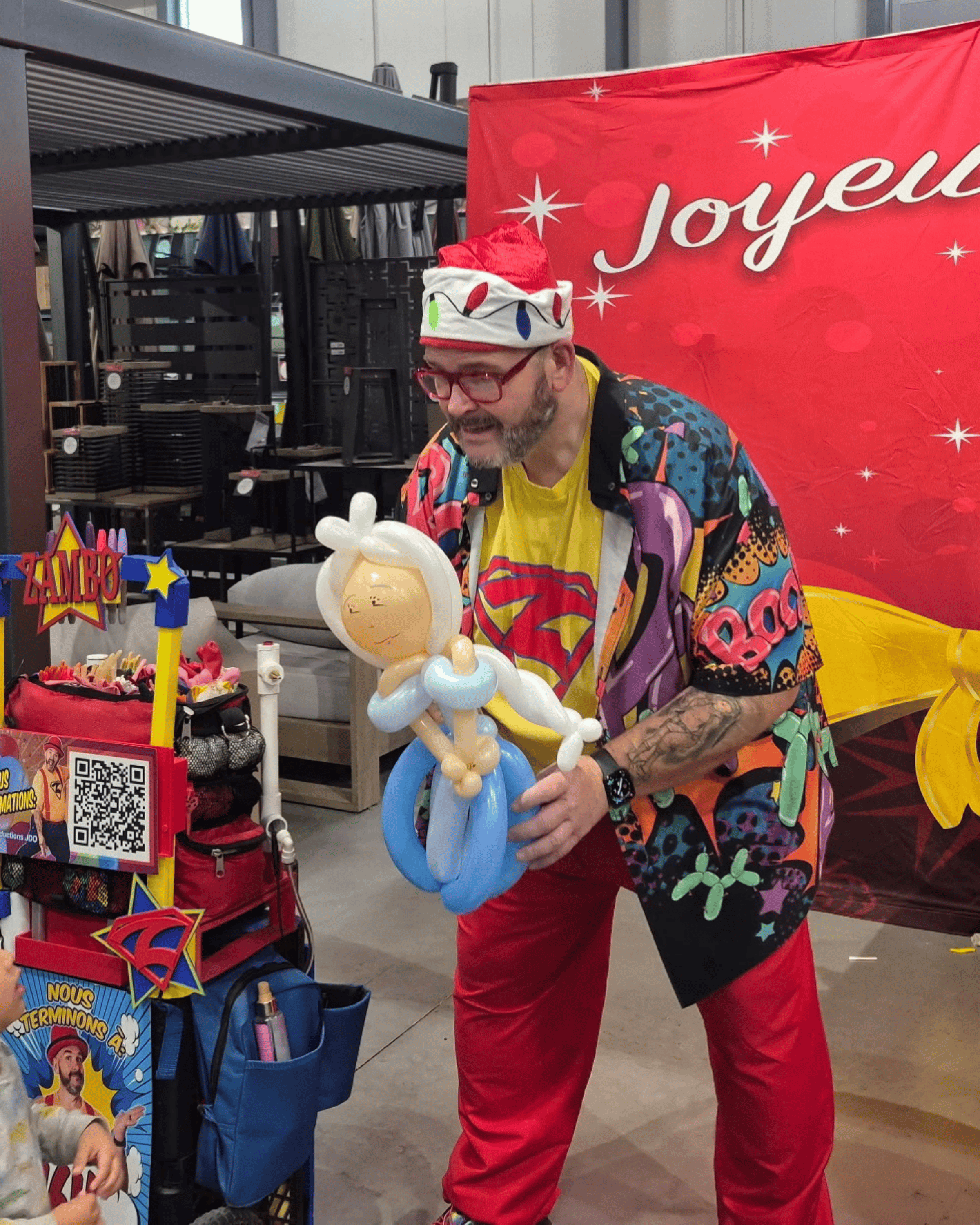 Une maquilleuse de la troupe JDO peint le visage d'un enfant