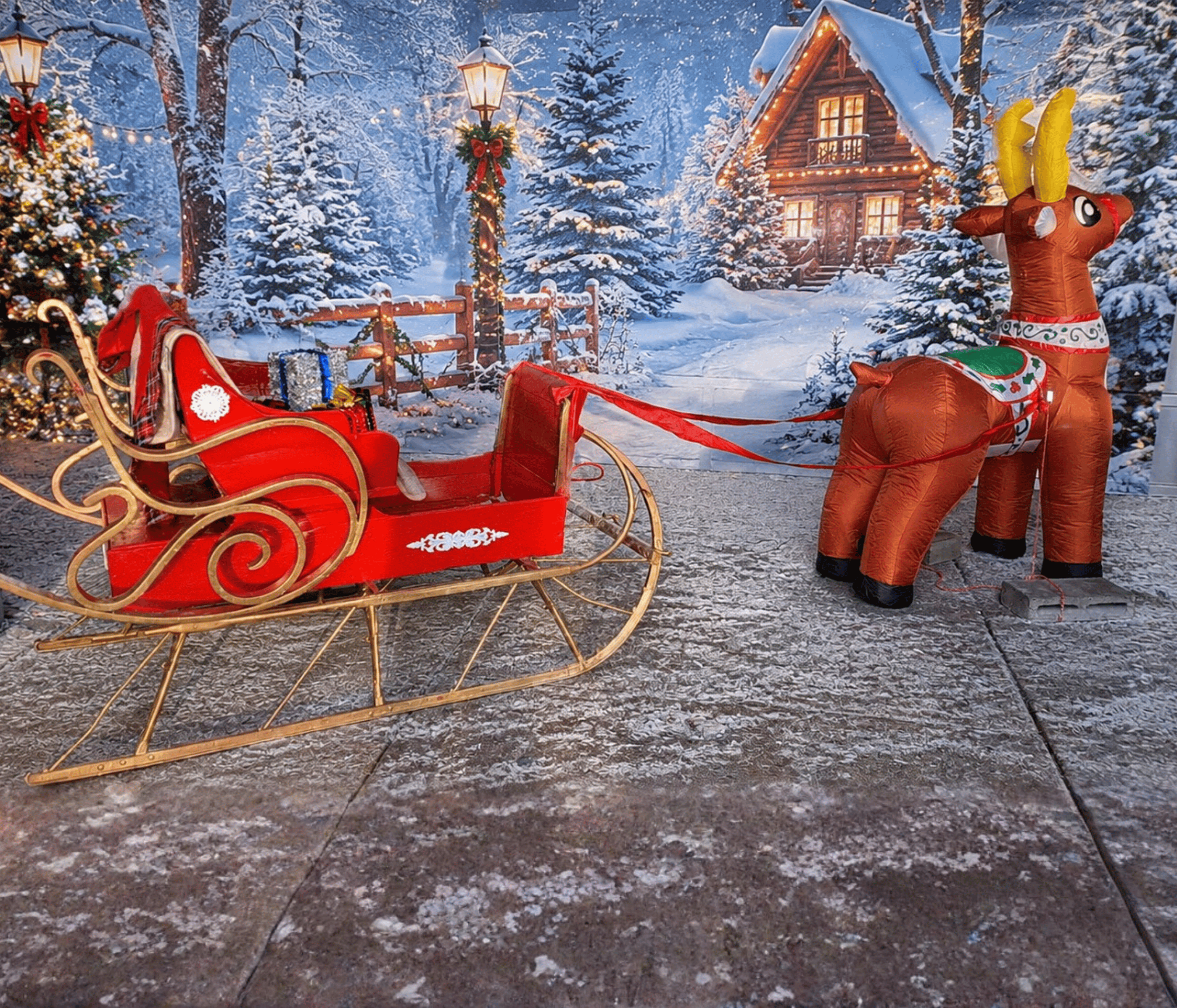 Le traîneau du père Noël grandeur nature, dans un décor de Noël enneigé.