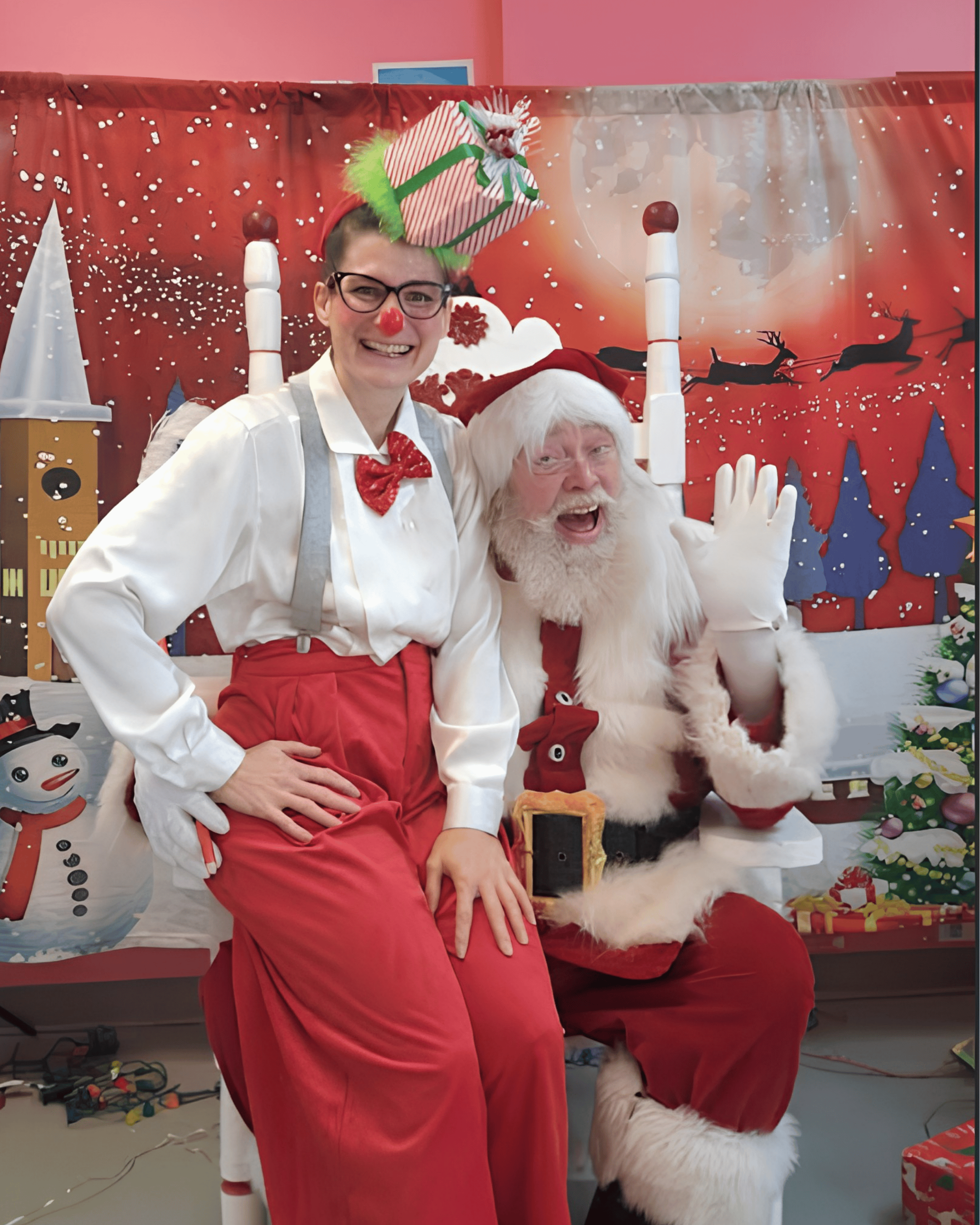 Un lutin espiègle aux côtés du Père Noël.