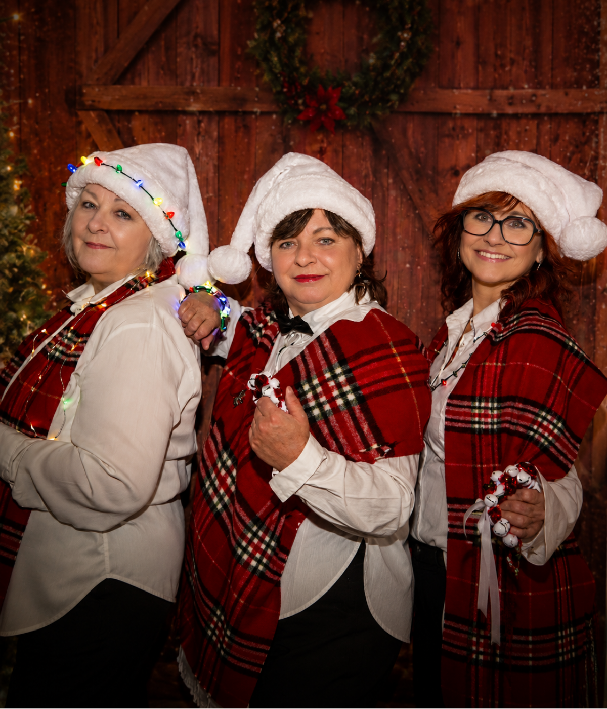 La chorale de Noël en capes blanches.