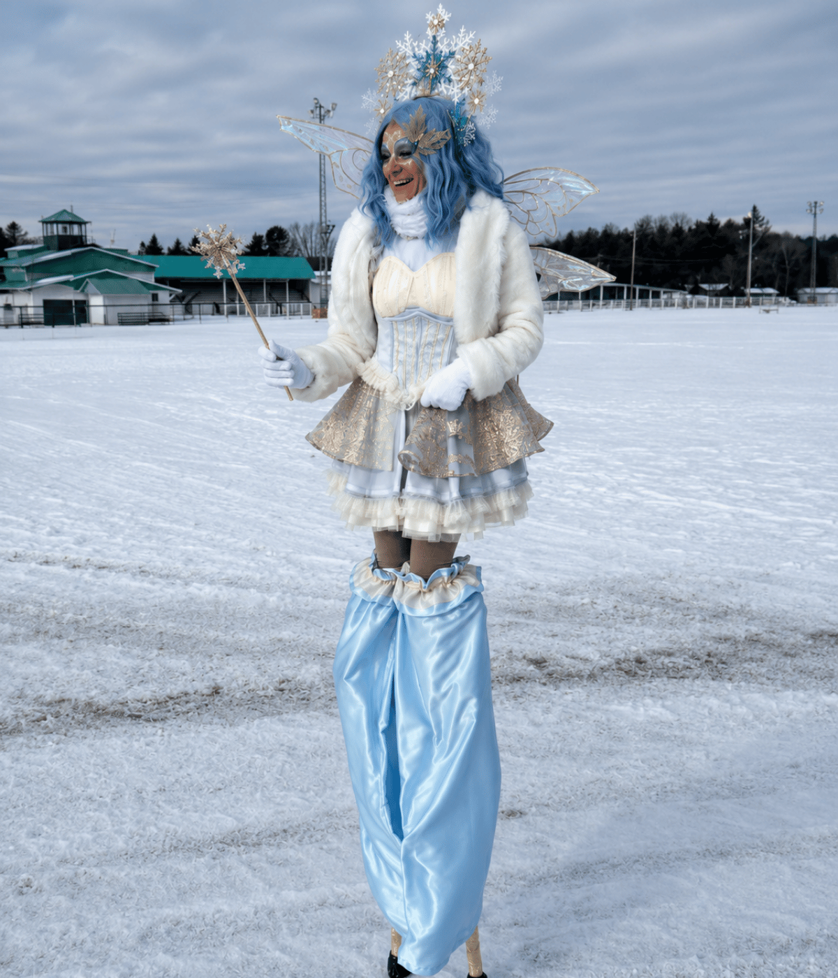 La Reine Flocon sur échasses.