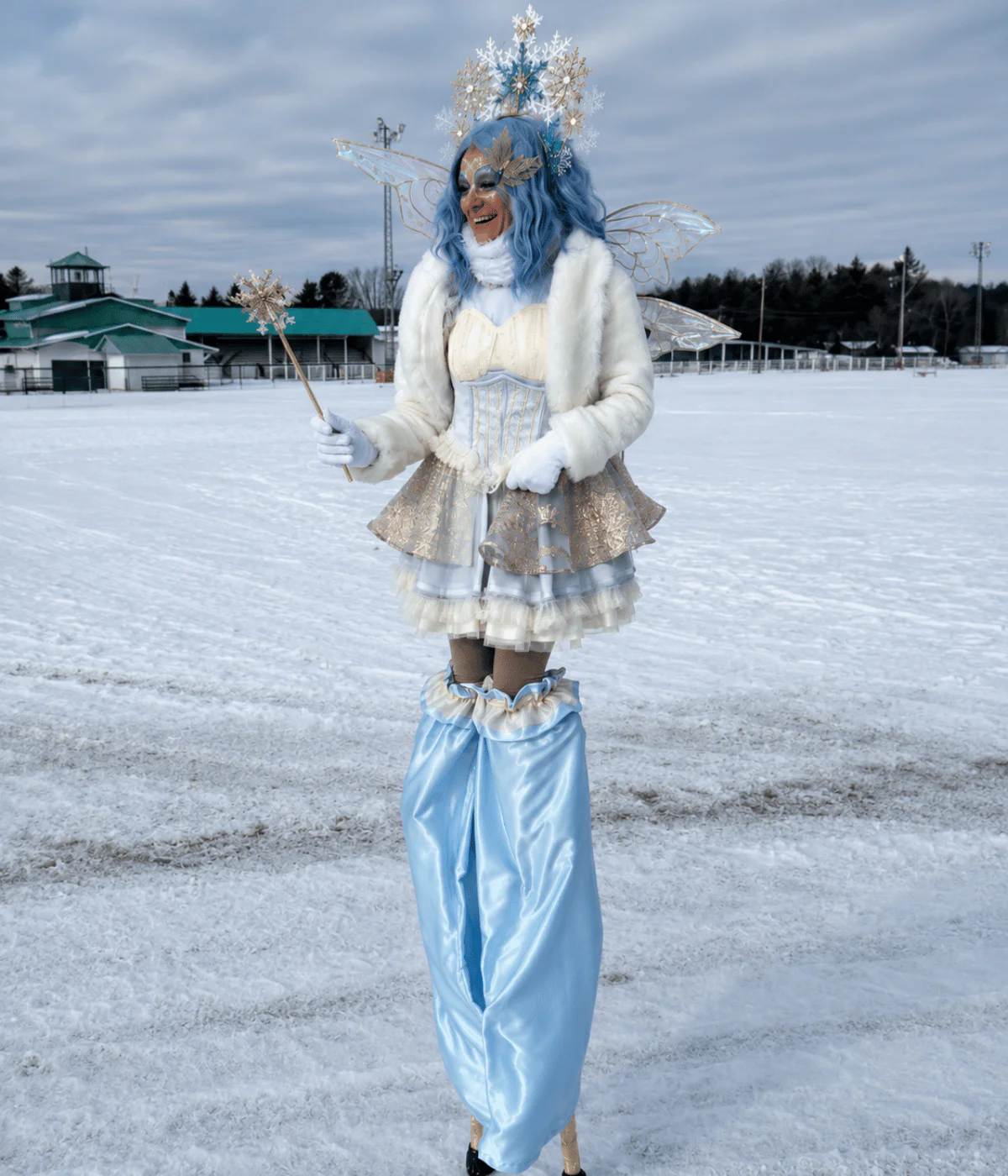 La Reine Flocon sur échasses.